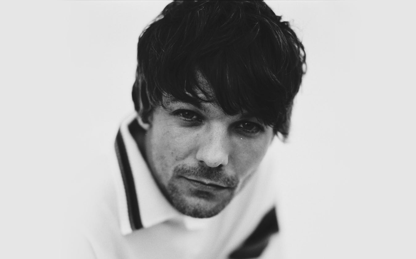 Cojín for Sale con la obra «Louis tomlinson sentado en una